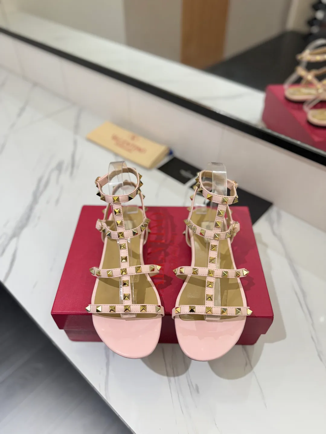 👟👟Ex-factory price 520👟👟 Valentino/Valentino rivet VT classic ankle-wrap rivet sandals, timeless 🆕 deeply rooted in people's hearts❤️A must-have item that never goes out of style🫰top replica! The side curves are perfect, the original molded custom-made rust-free rivets, and the textured hardware bring out a full sense of high-end, giving you a genuine foot feel! The first choice for high-end customers❤️ [Material] Upper: Original imported customized cowhide Inner lining: Original imported goatskin Outsole: Imported pearlescent leather outsole Code number: 35-39 [34, 40, 41, 42 are custom-made and cannot be returned or exchanged]